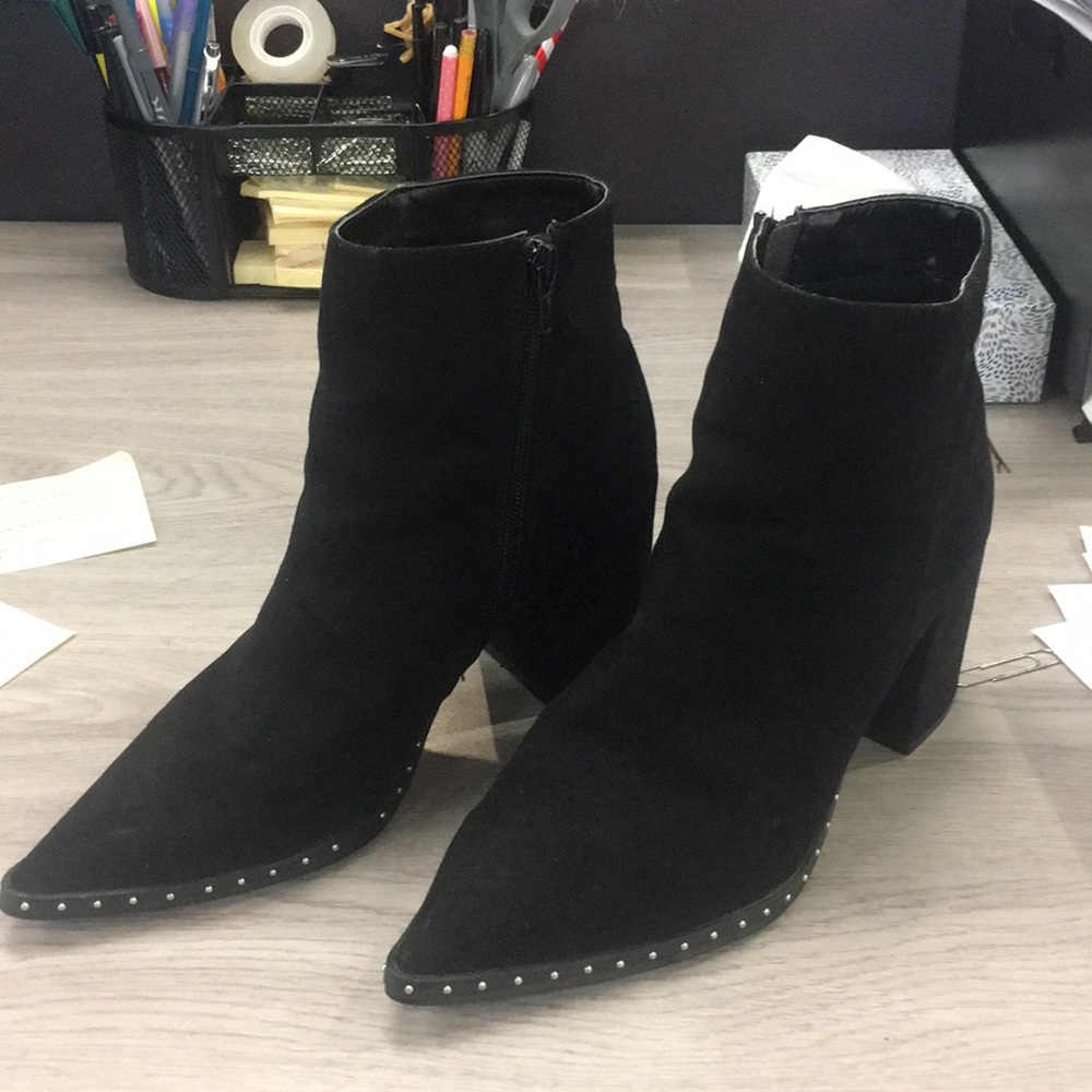 Qupid size 8 Black Suede Pu Booties